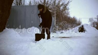 <strong>雪夜</strong>后工作.. 在一个寒冷的雪天早晨，一个拿着铲子把雪从他的院子里移走的人。